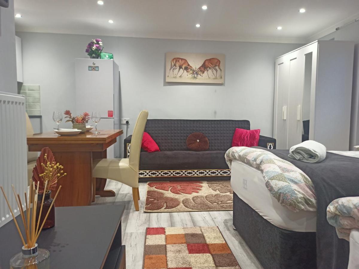 Homey Studio In Newport Perfect For Couples & Travelers Exterior foto