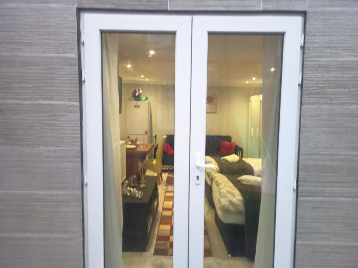 Homey Studio In Newport Perfect For Couples & Travelers Exterior foto