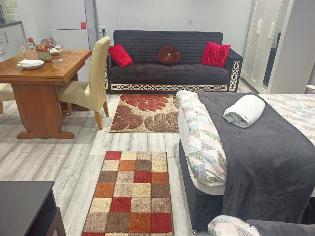 Homey Studio In Newport Perfect For Couples & Travelers Exterior foto